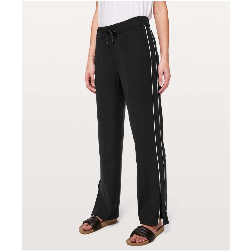 Lululemon On the Right Track Pant 30" / Size 8 / Black White Fly Woven Wide Leg
